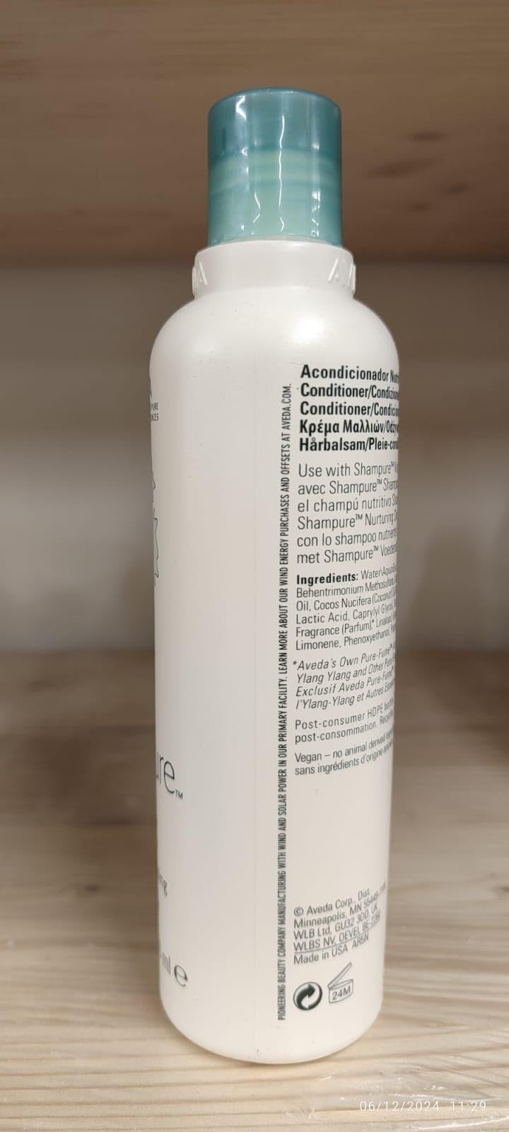 Weiße Flasche, blaue Kappe. Rückseite mit Text in mehreren Sprachen. Inhaltsstoffe, Herstellerinformationen.