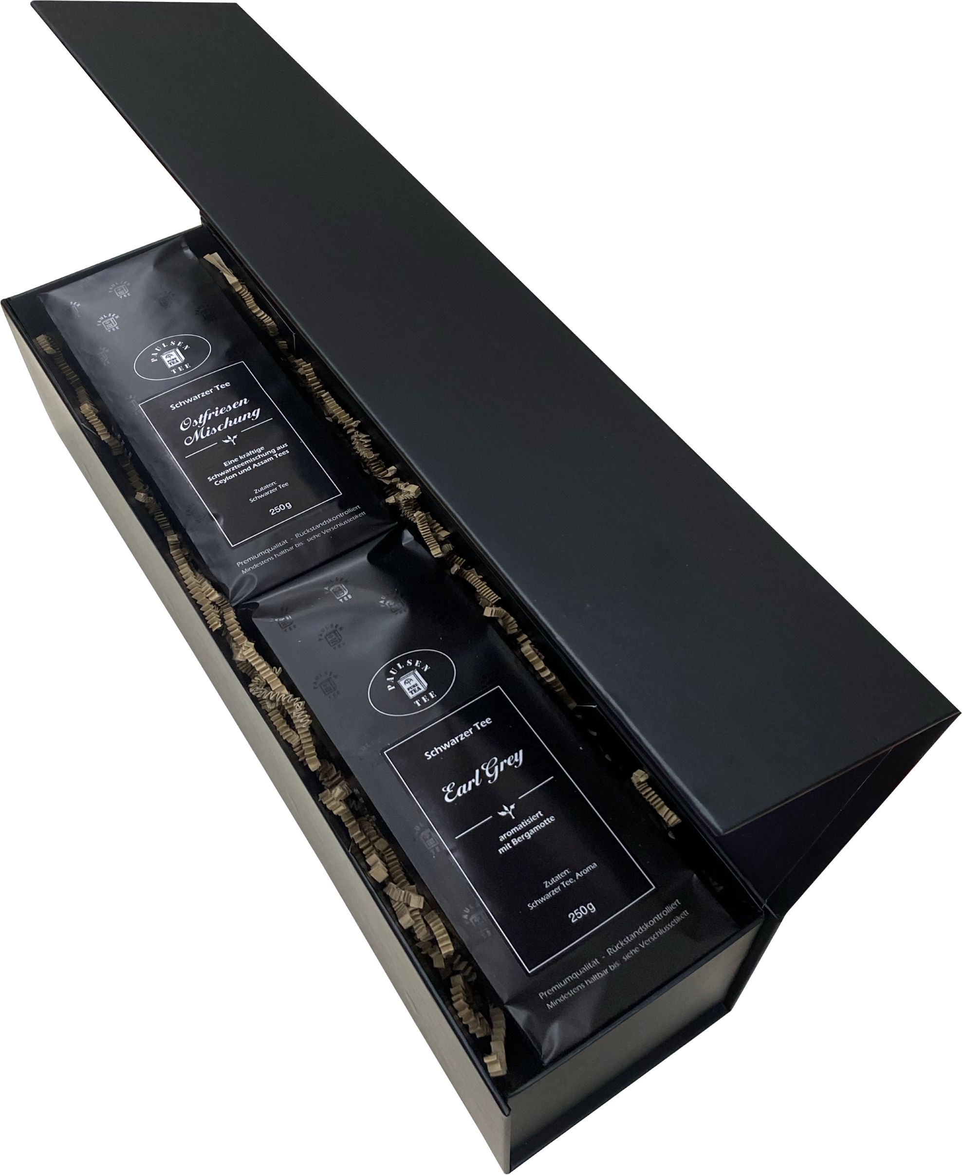 Geschenkbox mit zwei Tee-Packungen. Eine Packung Earl Grey, eine Ostfriesenmischung. Schwarze Box mit Deckel.