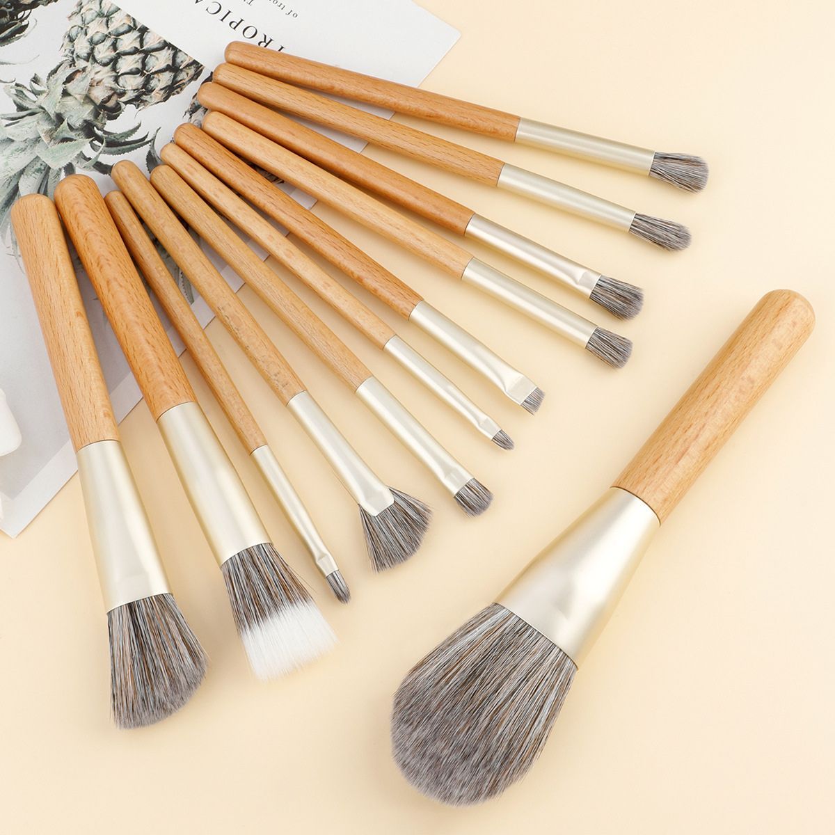 Set mit 11 Make-up-Pinsel mit Holzgriffen und silbernen Zwingen.