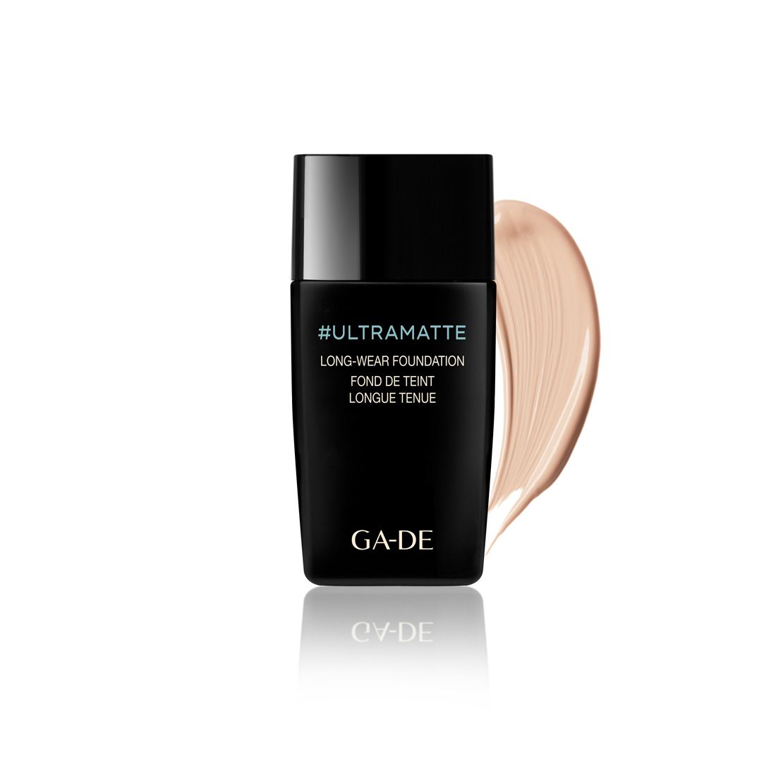 Schwarze Foundation-Flasche mit Aufschrift #ULTRAMATTE und GA-DE. Daneben ein Farbstrich in hellem Beige.