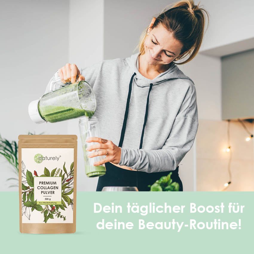 Frau gießt grünen Smoothie aus einem Mixer in ein Glas. Daneben steht eine Tüte mit Naturely Premium Kollagen Pulver.