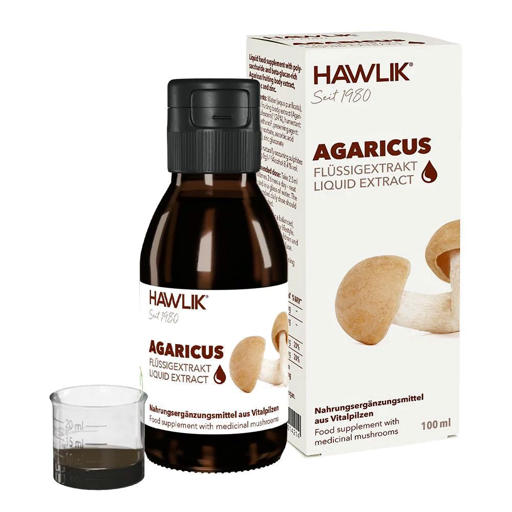 Braune Flüssigkeit in einer Glasflasche mit schwarzem Verschluss, daneben eine Schachtel und ein Messbecher. Aufschrift: Hawlik Agaricus.