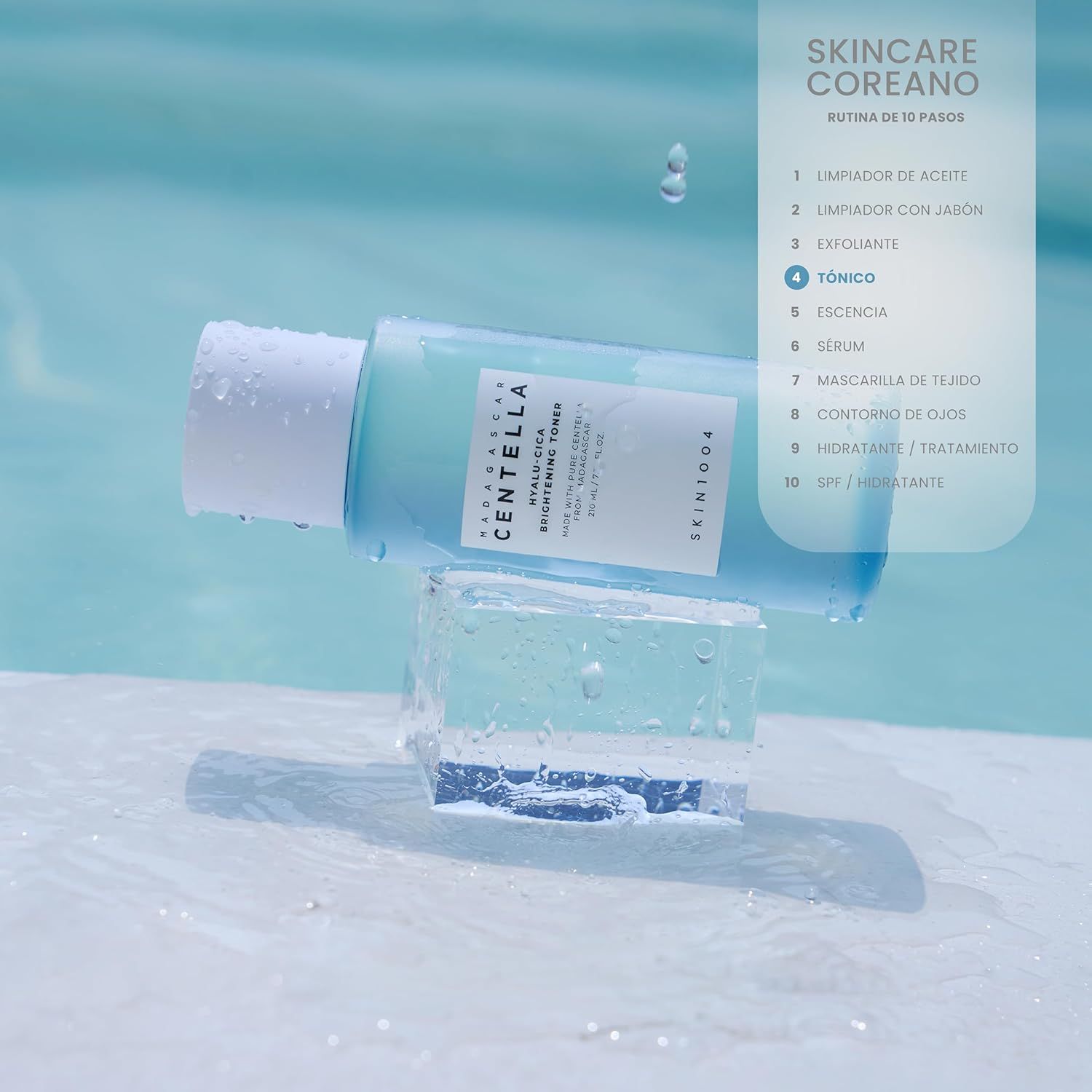 Hellblaue Flasche auf Eiswürfeln. Aufschrift: MADAGASCAR CENTELLA HYALU-CICA BRIGHTENING TONER. Koreanische Hautpflegeroutine.