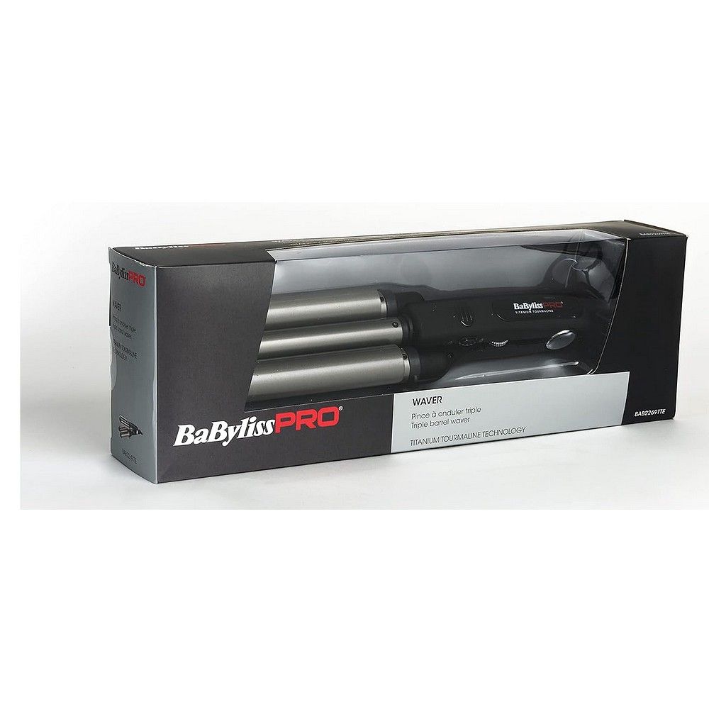 Ein Babyliss Lockenstab wird verwendet, um Wellen in blondes Haar zu formen.