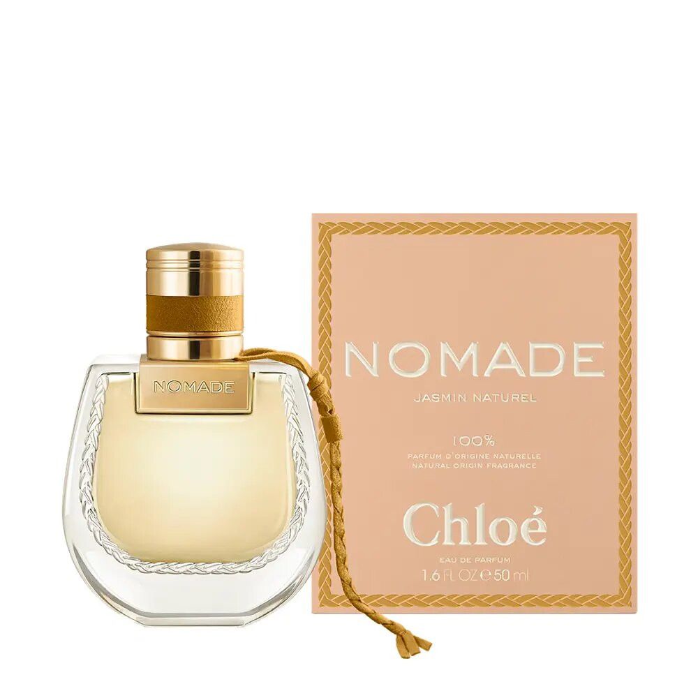 Parfümflasche mit goldfarbenem Verschluss und brauner Kordel. Daneben eine rechteckige Verpackung mit Schriftzug NOMADE und Chloé.