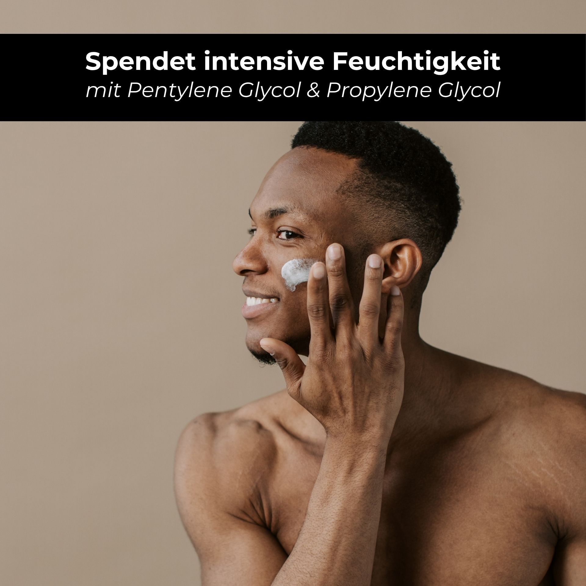 Mann trägt Creme auf. Text: Spendet intensive Feuchtigkeit mit Pentylene Glycol & Propylene Glycol.
