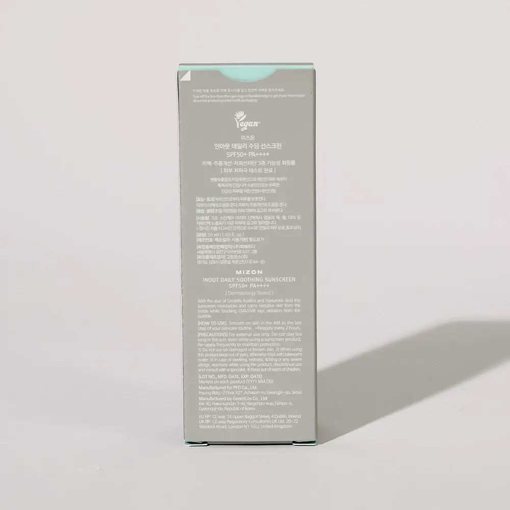Graue Produktverpackung. Text: MIZON, INOUT DAILY SOOTHING SUNSCREEN. Text in Koreanisch und Englisch.