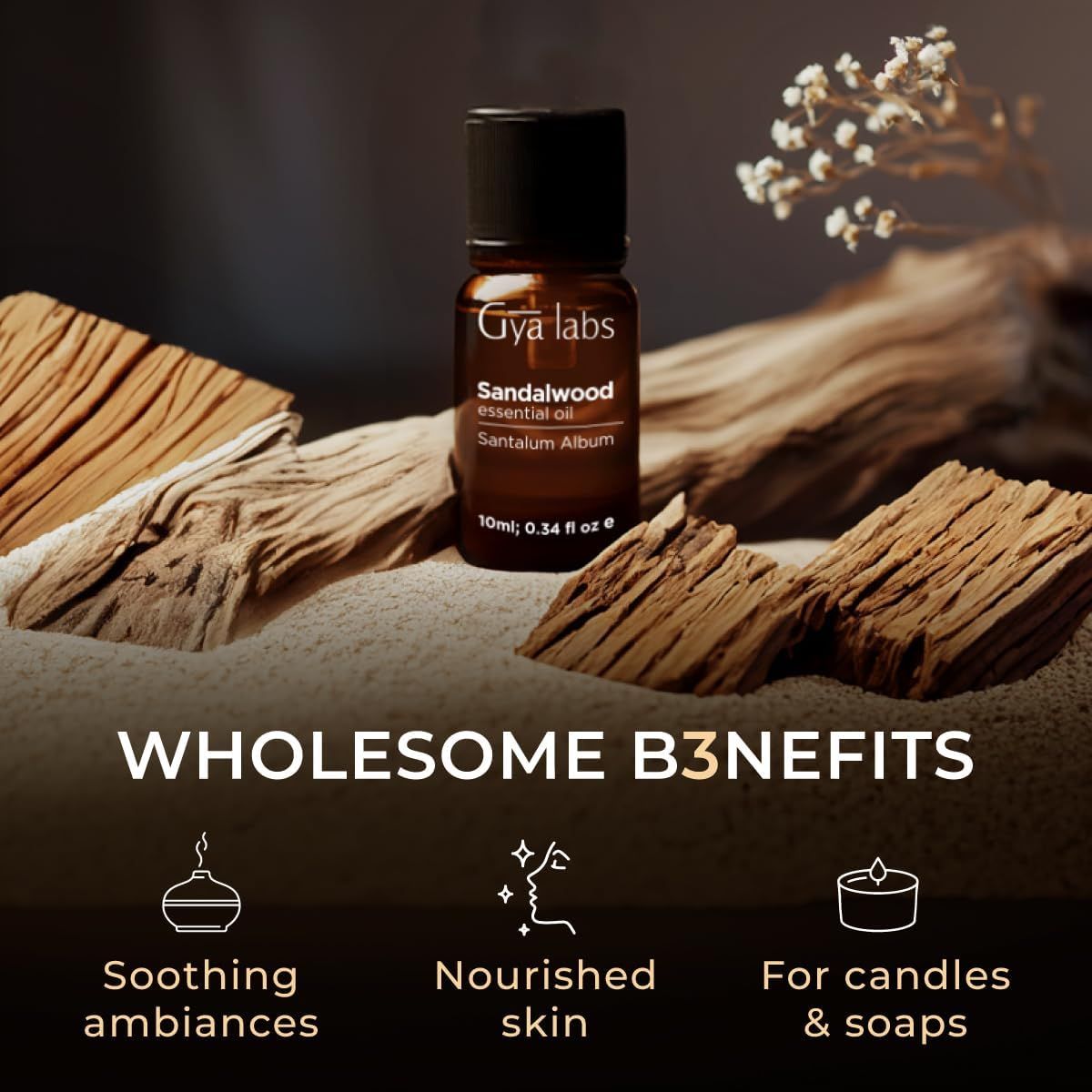 Braune Glasflasche mit schwarzem Deckel. Text: "Gya Labs Sandelholz ätherisches Öl". Holzstücke, Sand, Symbole: Ambiente, Haut, Kerze.