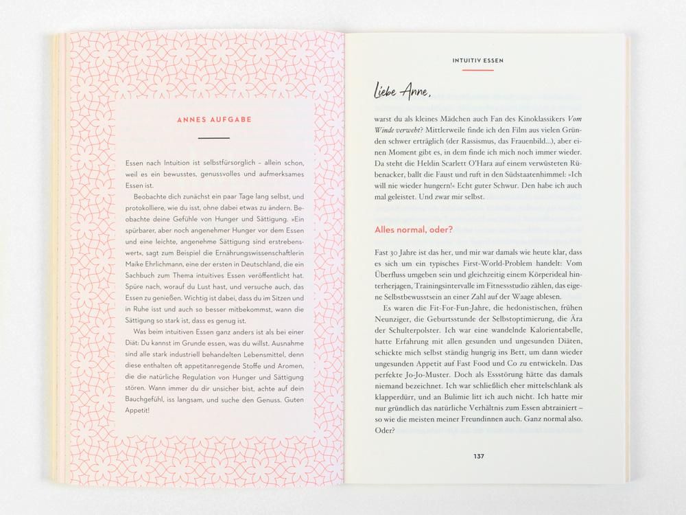 Buchinnenseite mit Text in deutscher Sprache. Überschrift: Liebe Anne. Text auf cremefarbenem Hintergrund. Linke Seite: Text.