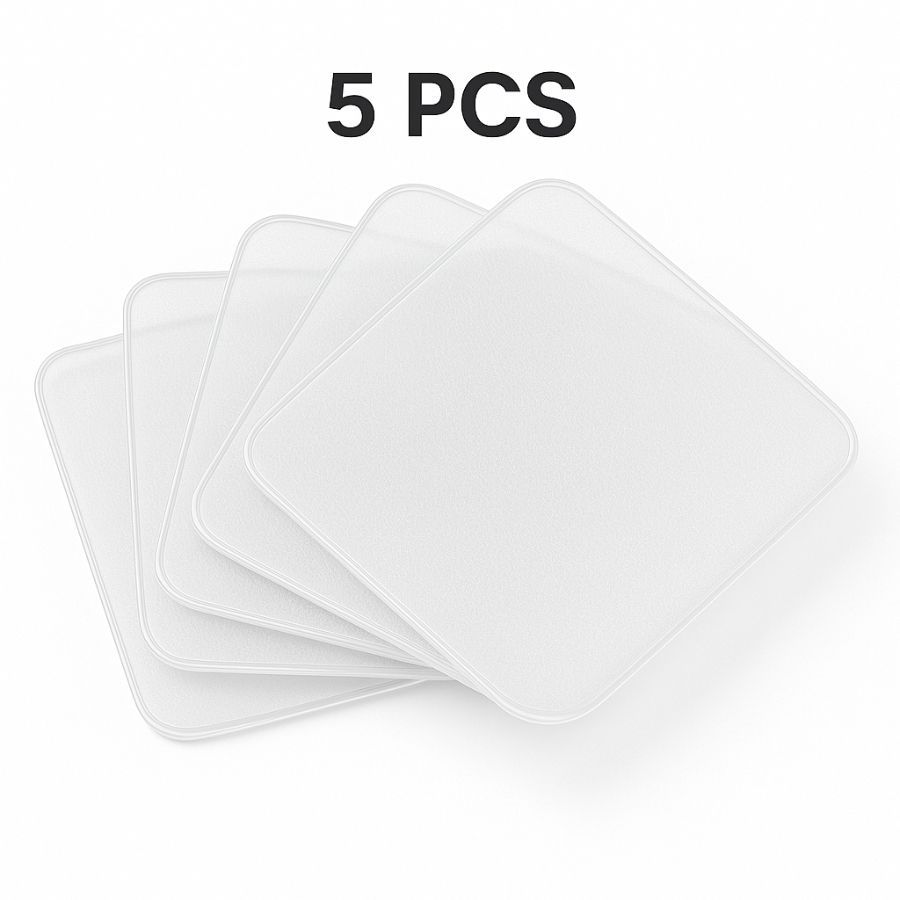 Fünf quadratische, weiße Pflaster. Abgerundete Ecken. Aufschrift: 5 PCS.