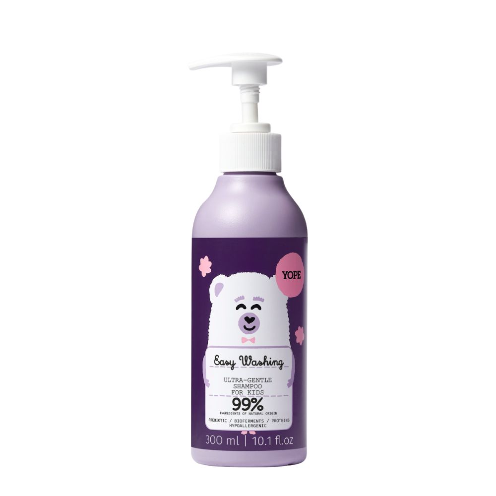 Flasche mit lila Shampoo für Kinder. Mit Bär-Illustration und Aufschrift "Easy Washing". Enthält 99% Inhaltsstoffe natürlichen Ursprungs.