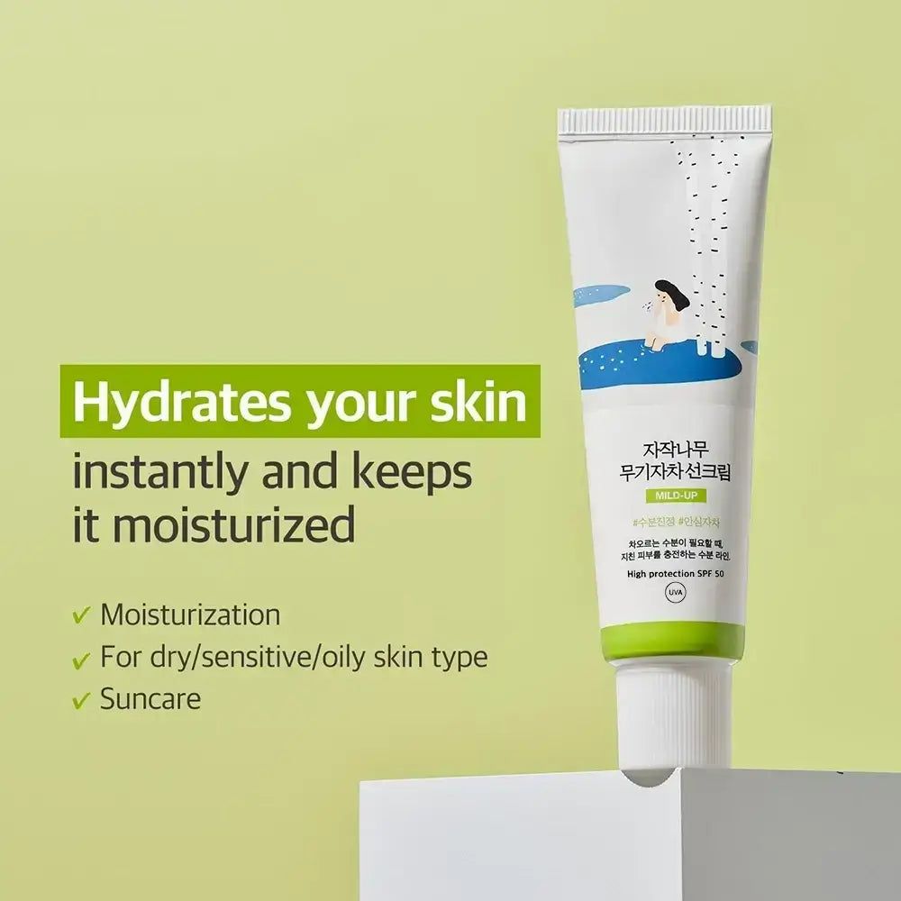 Tube mit Sonnenschutzmittel. Weiß, grüne Akzente. Text: "Hydrates your skin instantly and keeps it moisturized".