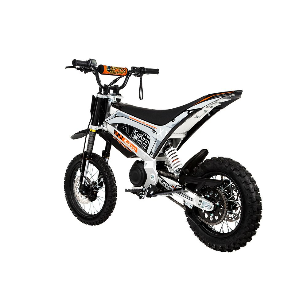 Elektrisches Offroad-Motorrad, Rückansicht. Schwarz, orange und silber. Marke: KUKIRIN. X1-Logo sichtbar.