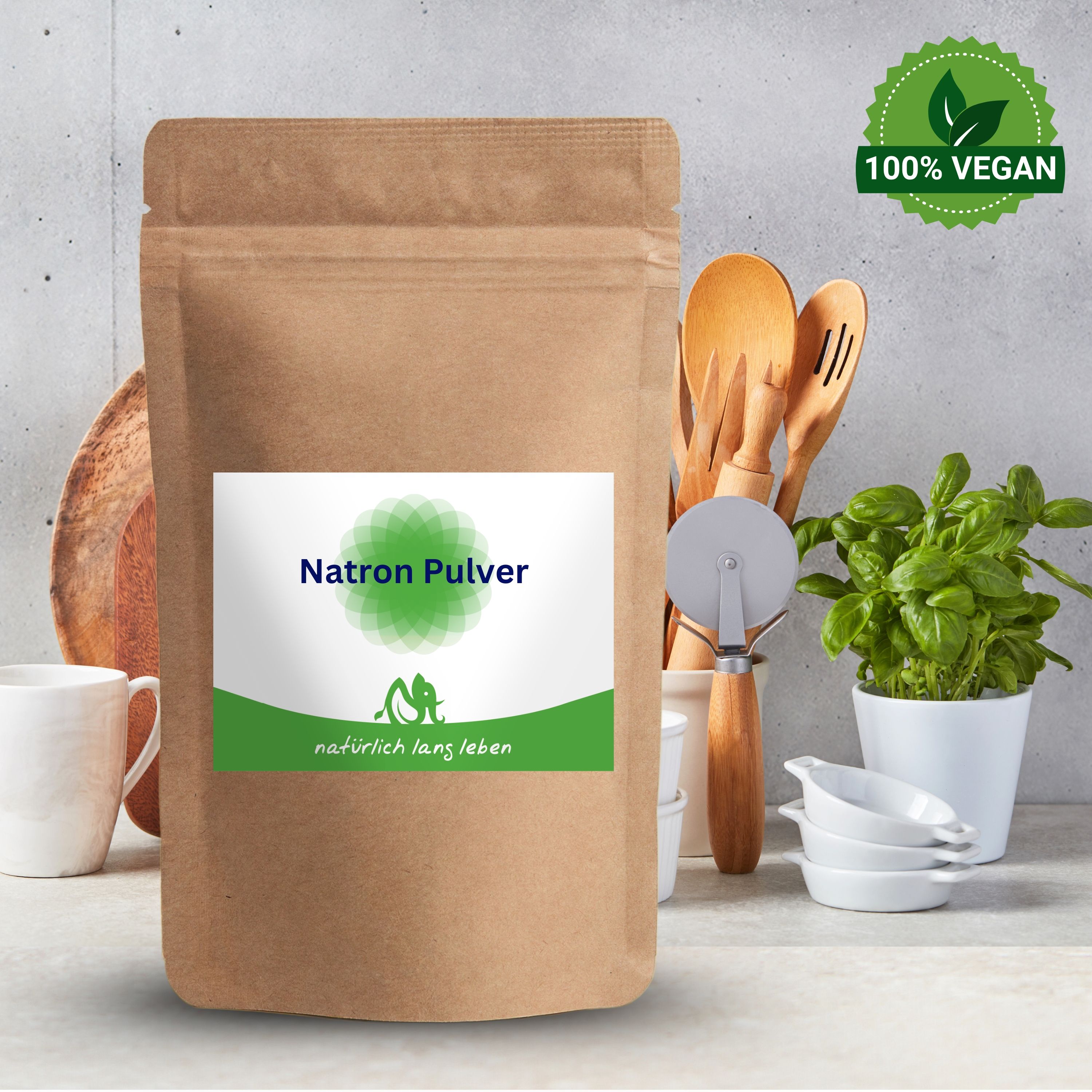 Braune Papierverpackung mit Etikett. Etikett mit grünem Logo und Text "Natron Pulver". Unter dem Logo steht "natürlich lang leben". 100% Vegan Siegel.