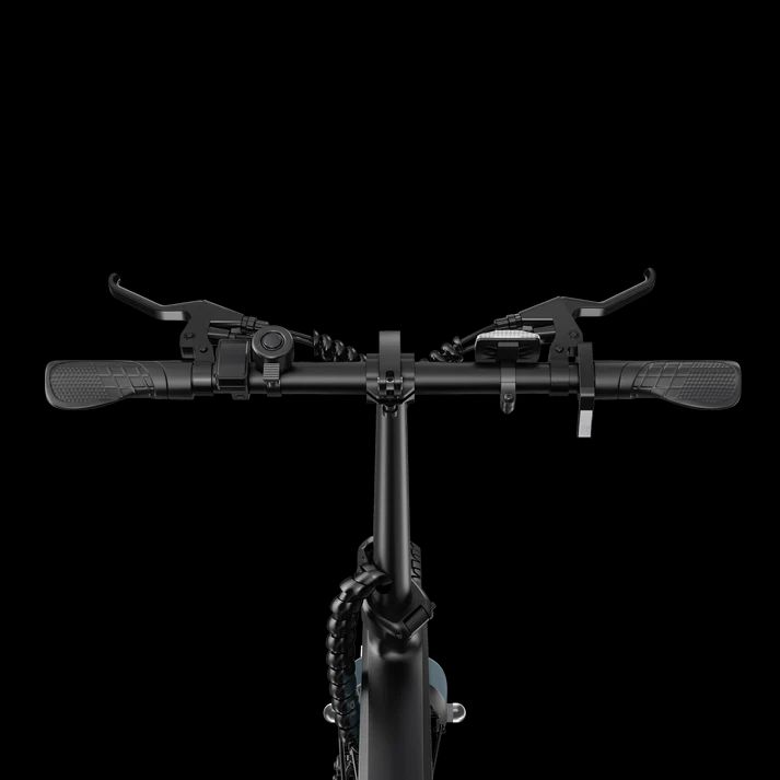 Nahaufnahme des Lenkers eines schwarzen E-Bikes. Bremshebel, Griffe und ein kleines Display sind sichtbar.