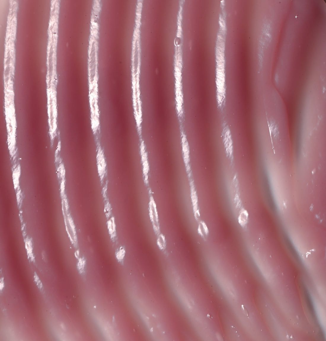 Nahaufnahme einer rosa Maske. Die Maske hat eine geriffelte Oberfläche.