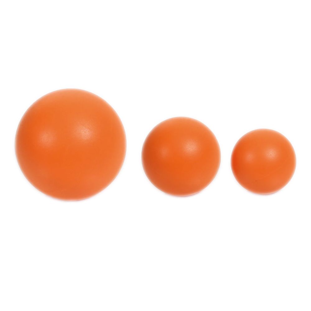 Drei orangefarbene Bälle unterschiedlicher Größe nebeneinander.