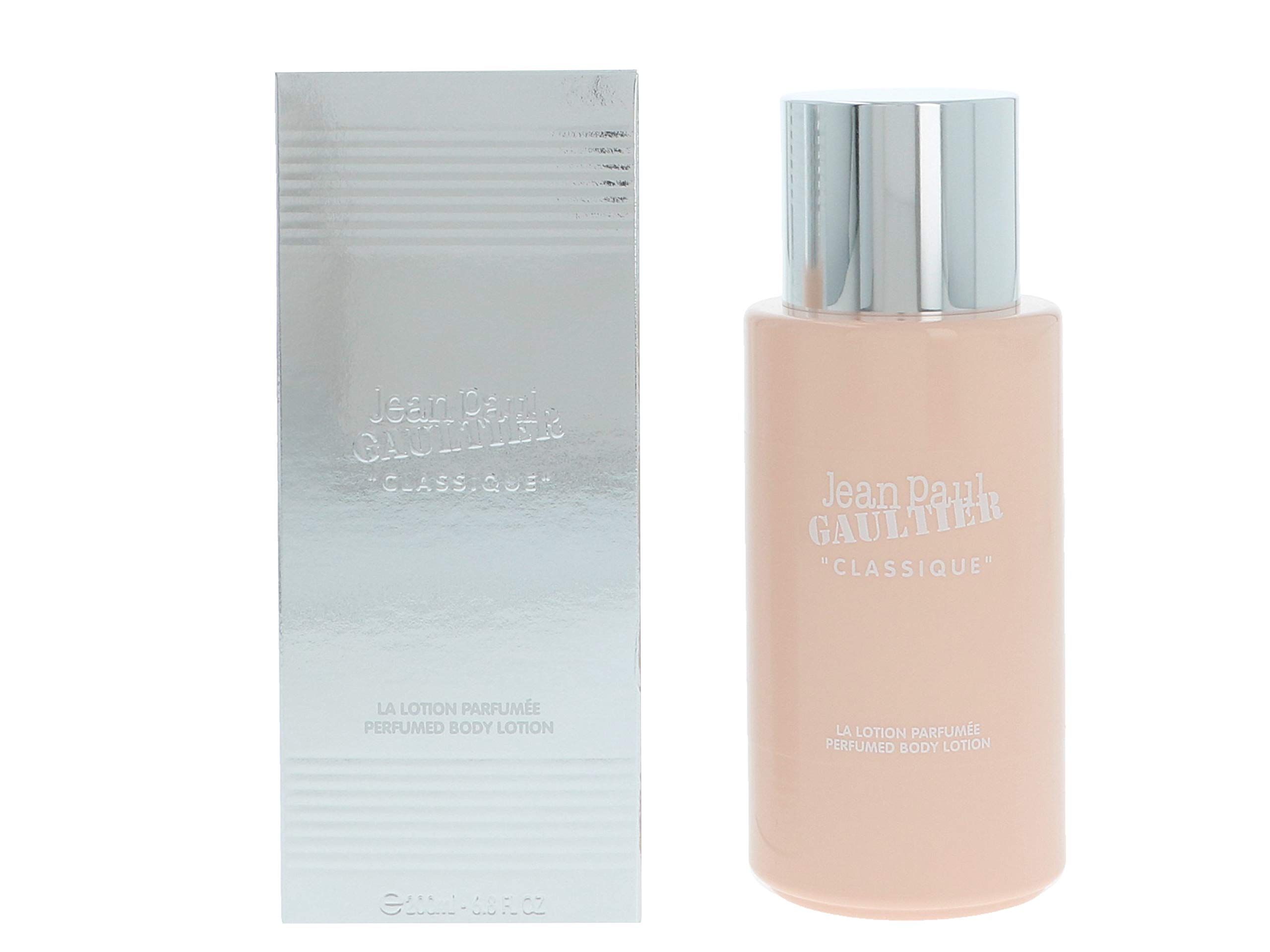 Rosa Körperlotion-Flakon und Schachtel. Aufschrift: Jean Paul Gaultier "Classique". Parfümierte Körperlotion. Silberne Schachtel.