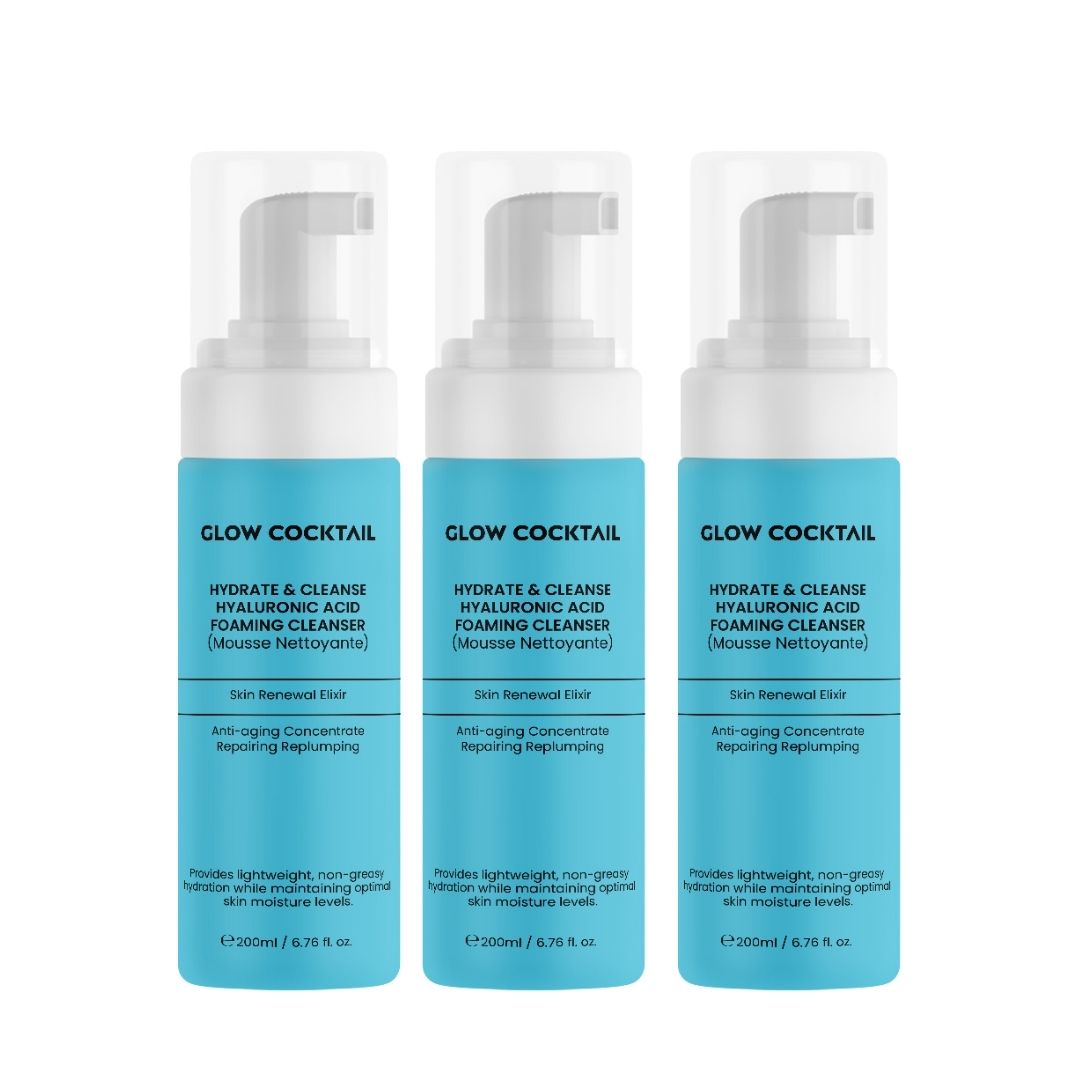 Drei Flaschen mit blauem Etikett und weißem Pumpkopf. Text: Glow Cocktail, Hydrate & Cleanse, Hyaluronsäure, Foaming Cleanser.