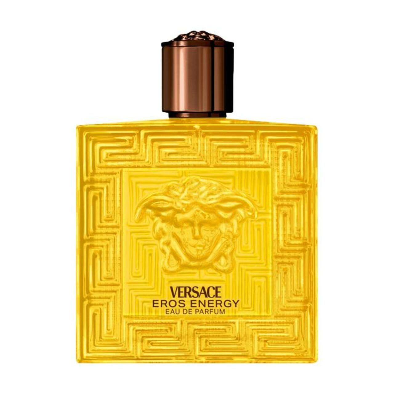Gelbe Versace Eros Energy EdP Flasche. Quadratische Form, geprägt mit Medusa-Logo und geometrischem Muster. Brauner Verschluss.