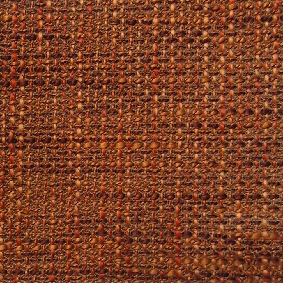 Nahaufnahme des Stoffes eines Seniorenstuhls. Gefertigt aus braunem, gewebtem Material mit sichtbarer Struktur.