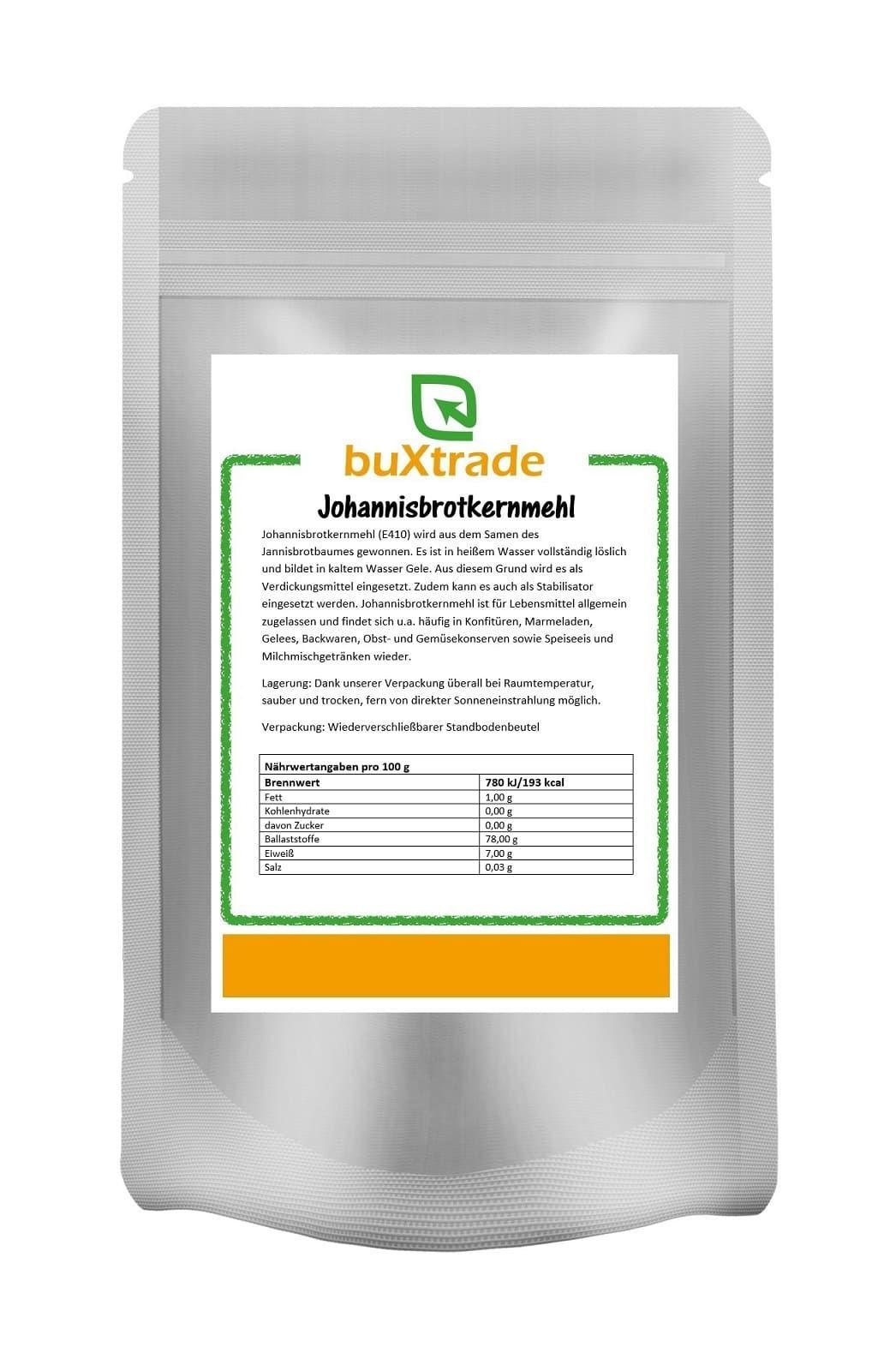 Standbodenbeutel mit Produktinformationen. Aufschrift: buXtrade Johannisbrotkernmehl. Nährwertangaben und Text in deutscher Sprache.
