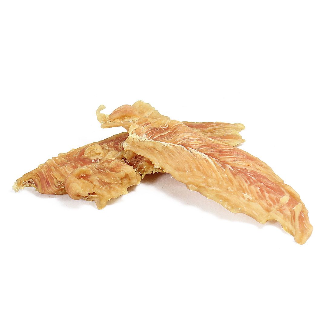 Hundesnack aus Hühnerfleisch. Hellbraune, getrocknete Streifen. Zwei Stücke überlappen sich leicht.