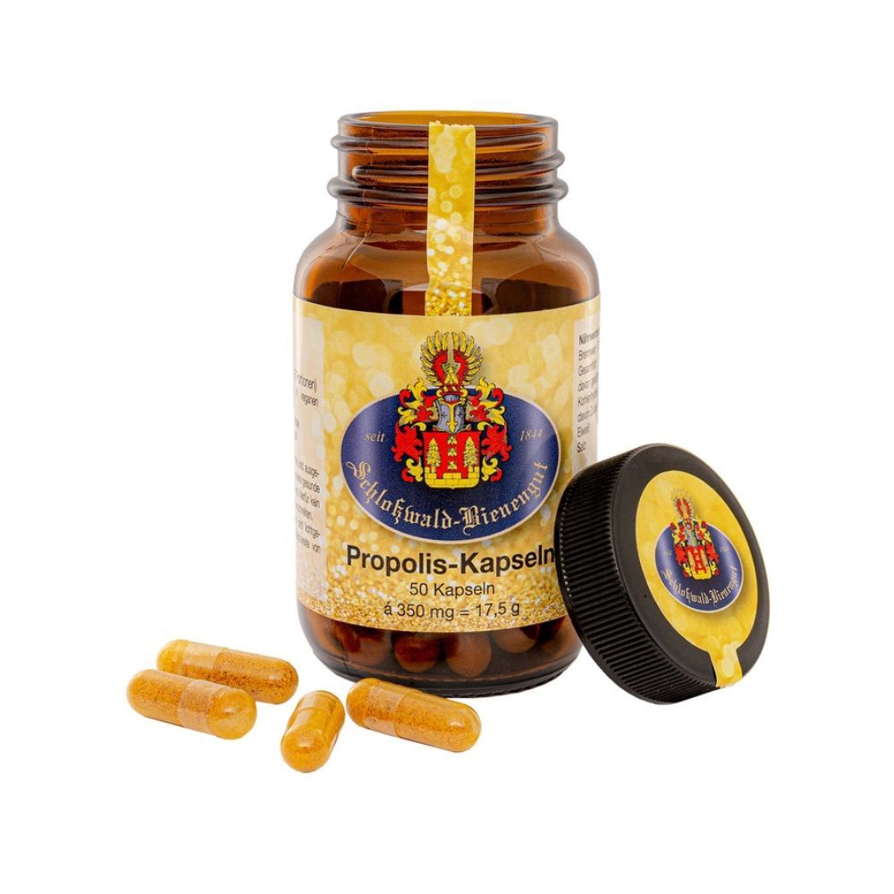 Braune Glasflasche mit gelbem Etikett und schwarzem Deckel. Daneben 4 Kapseln. Aufschrift: Propolis-Kapseln, 50 Kapseln.