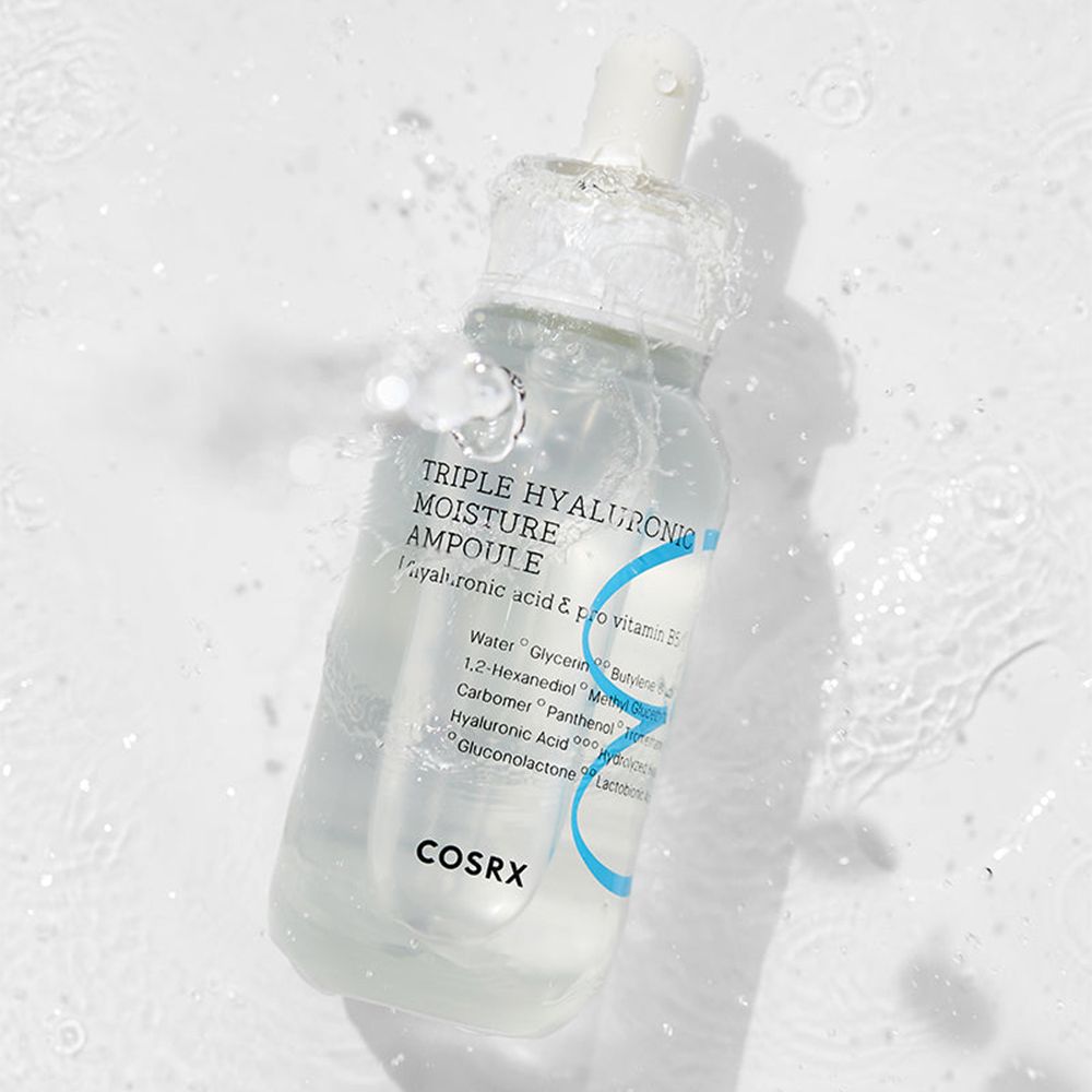 COSRX Triple Hyaluronic Moisture Ampoule mit Pipette, umgeben von Wasserströmen.