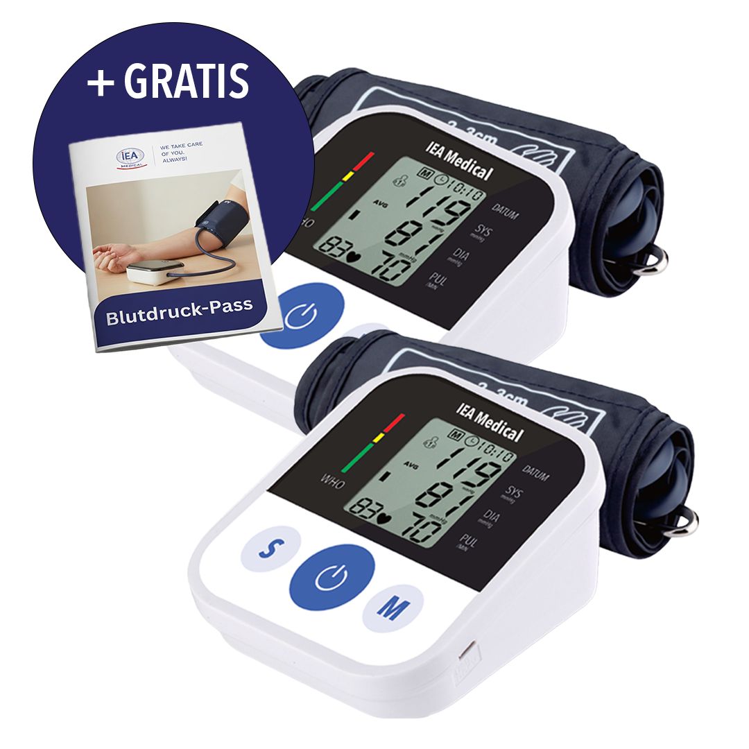 Zwei IEA Medical Oberarm-Blutdruckmessgeräte mit Manschetten und einem "Blutdruck-Pass".
