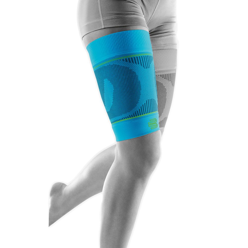 Blau-türkisfarbene Oberschenkel-Kompressionsbandage. Grün abgesetzt. Auf einem Bein getragen, im Laufschritt.