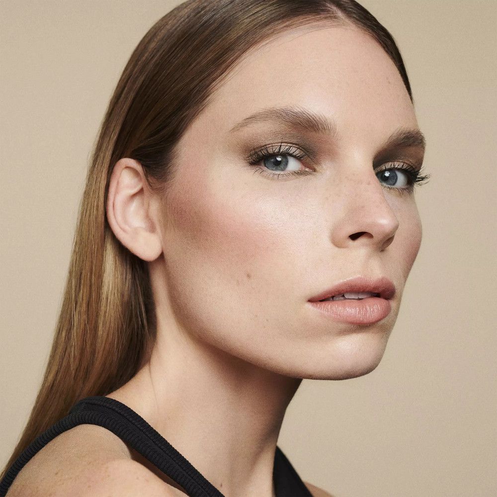 Porträt einer Frau mit Make-up. Rouge auf den Wangen. Natürlicher Teint, helle Haut, blonde Haare.