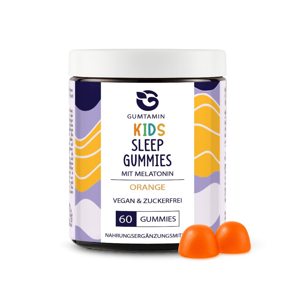 Dose mit Kinder Sleep Gummies. Orangefarbene Gummibärchen liegen daneben. Aufschrift: Gumtamin, Kids Sleep Gummies, mit Melatonin, vegan & zuckerfrei.