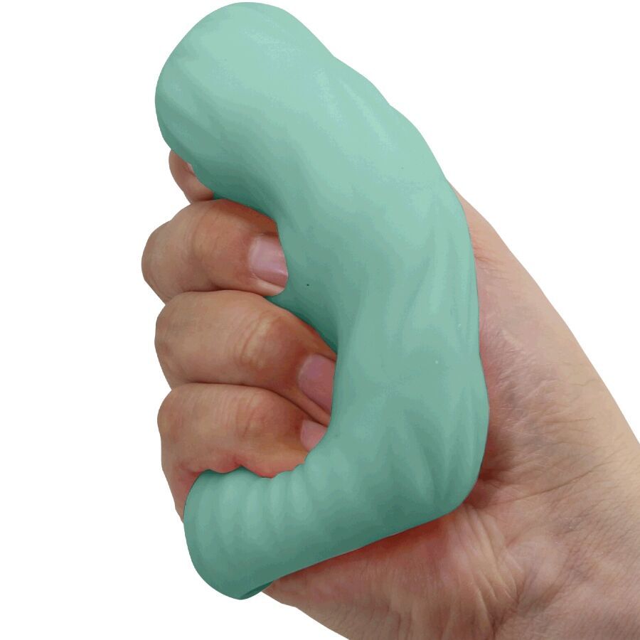 Hand hält einen flexiblen, mintgrünen Masturbator mit Rillenstruktur.