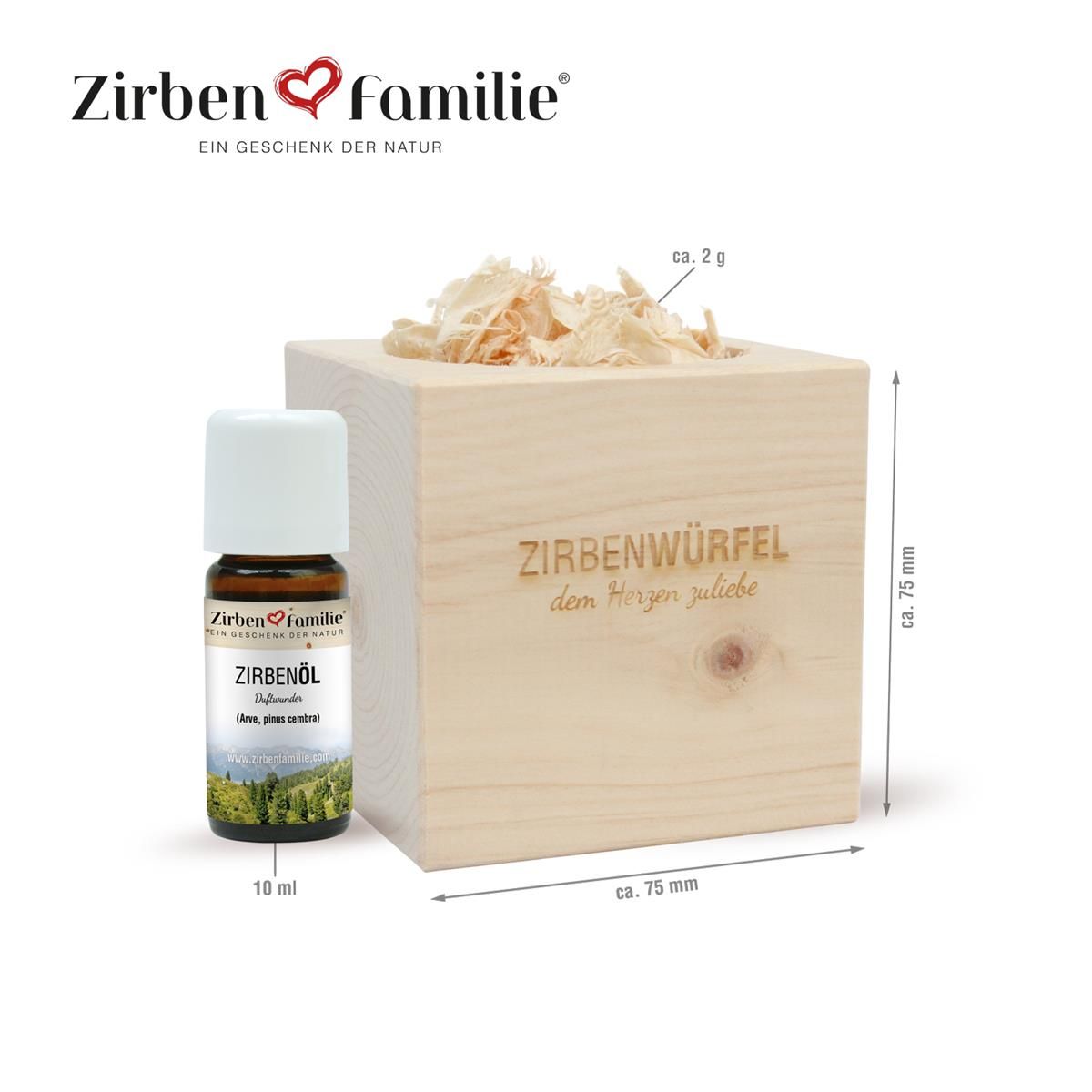 Holzwürfel mit Holzspänen, Ölflasche. Aufschrift: Zirbenwürfel, dem Herzen zuliebe. Maße: ca. 75 mm. Flasche: 10 ml.