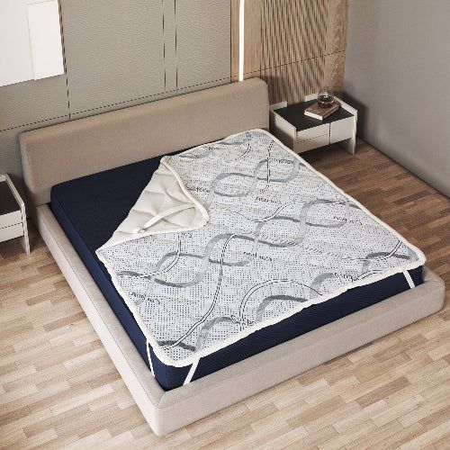 Matratzenschoner auf einem Bett in einem Schlafzimmer.