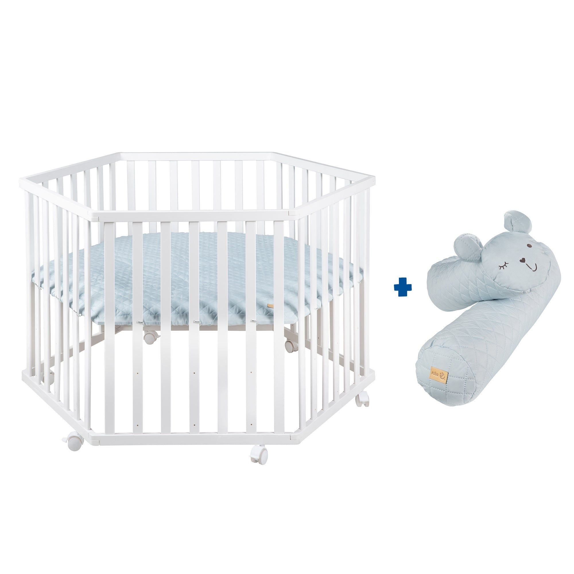 Hexagonaler Laufgitter mit blauem Stoff und Kissen. Weißes Holzgestell mit Rollen. Kissen mit Tierkopf-Design.