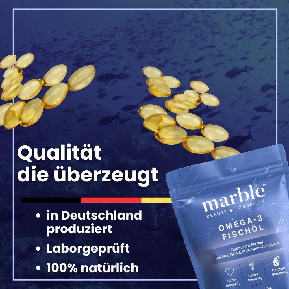 Produktverpackung von marble® Omega-3 Fischöl. Text: In Deutschland produziert, laborgeprüft, 100% natürlich. Hintergrund: Fische im Meer.