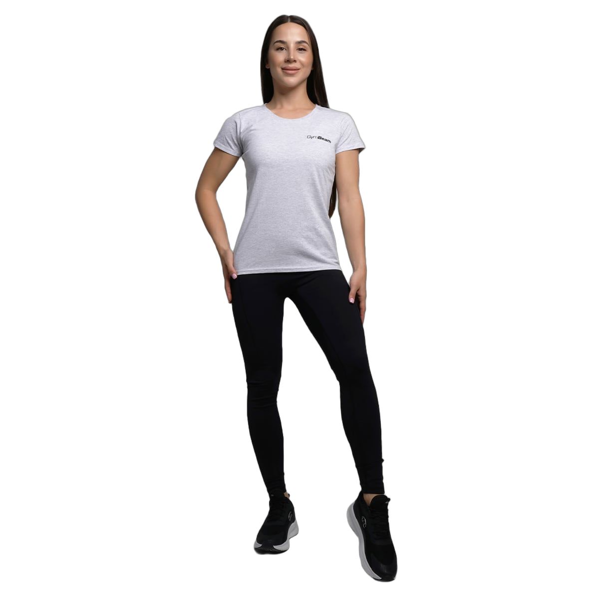 Eine Frau steht im vollen Körper in einem Heather Grey Damen T-Shirt mit rundem Ausschnitt und kurzen Ärmeln.