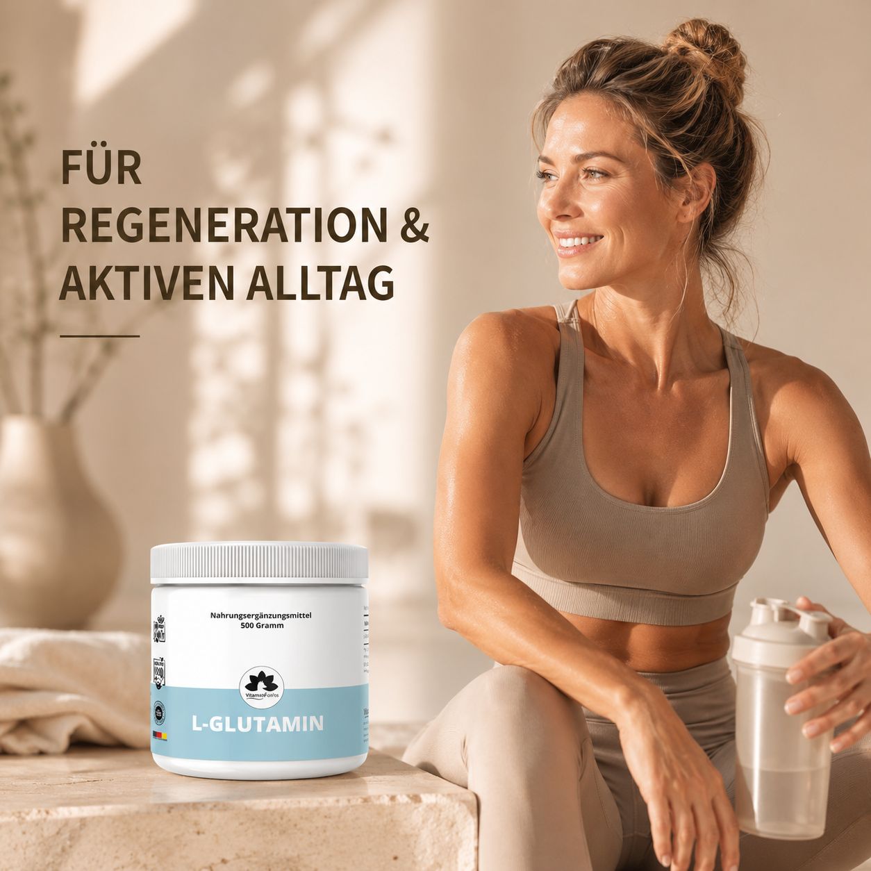 Dose L-Glutamin Pulver 500g auf Steinsockel, umgeben von Streudekor. Kundenbewertungen und Qualitätssiegel.