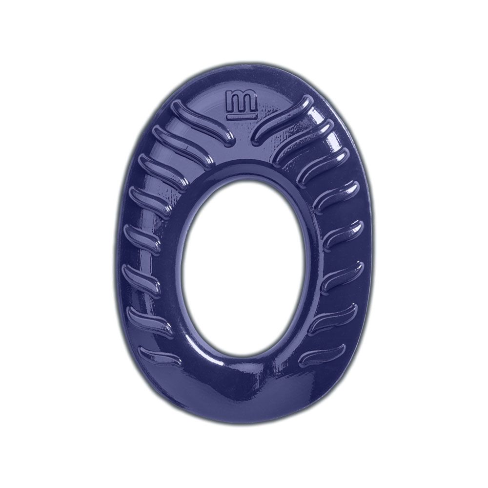Blauer, ovaler Ring mit geriffelter Oberfläche. Auf weißem Hintergrund.