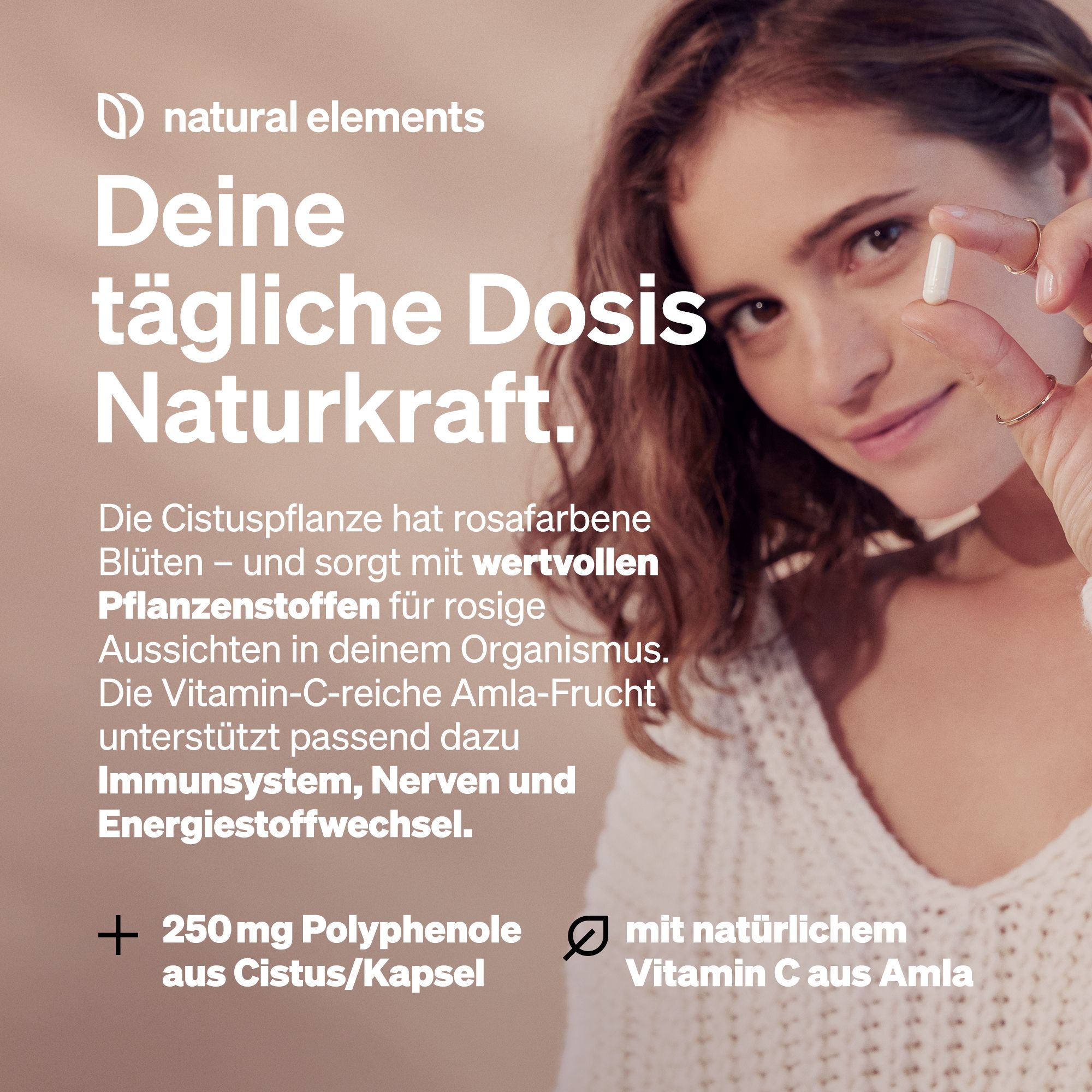 Frau hält eine Kapsel. Text: Deine tägliche Dosis Naturkraft. 250 mg Polyphenole aus Cistus/Kapsel. Vitamin C aus Amla.