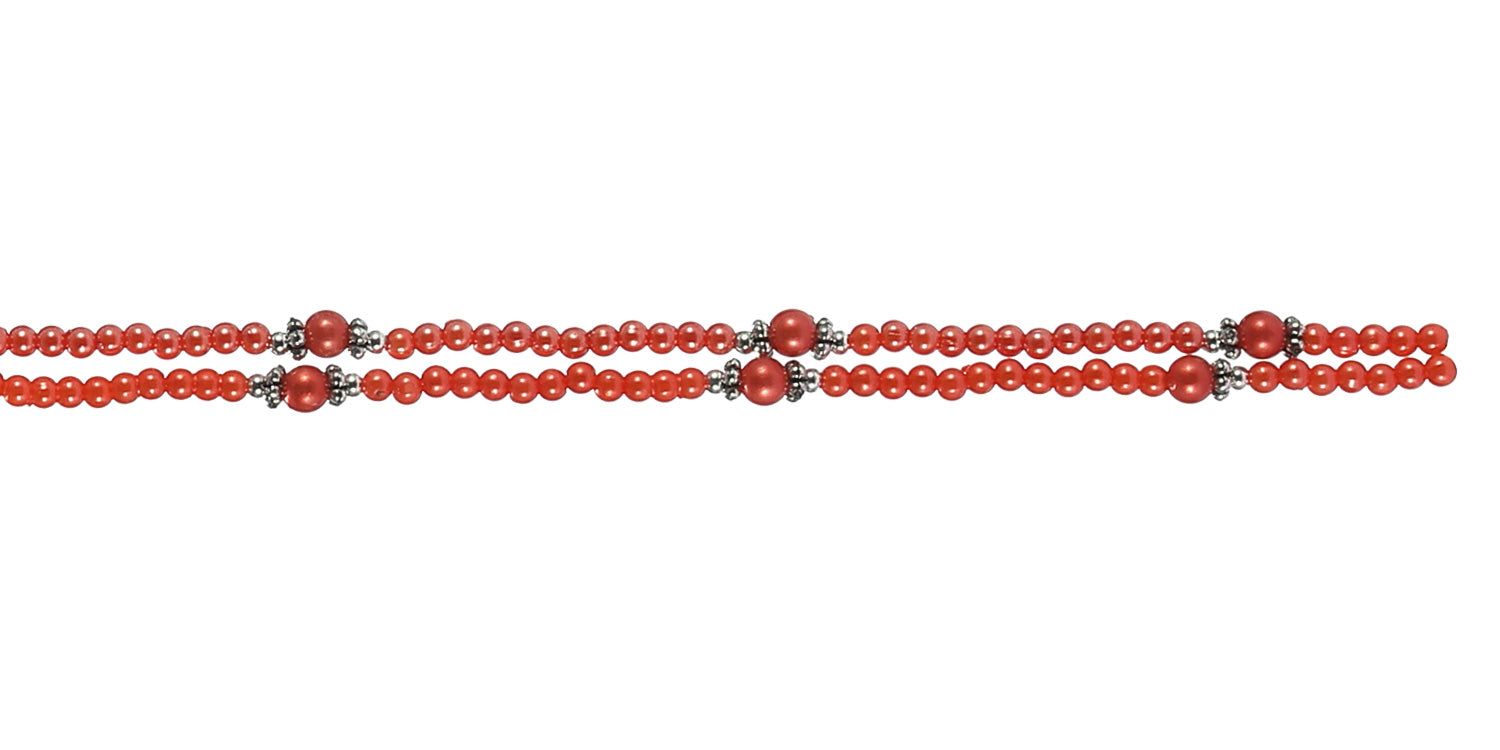 Brillenkette mit roten Perlen. Mehrreihiges Design mit silberfarbenen Akzenten. Auf weißem Hintergrund.