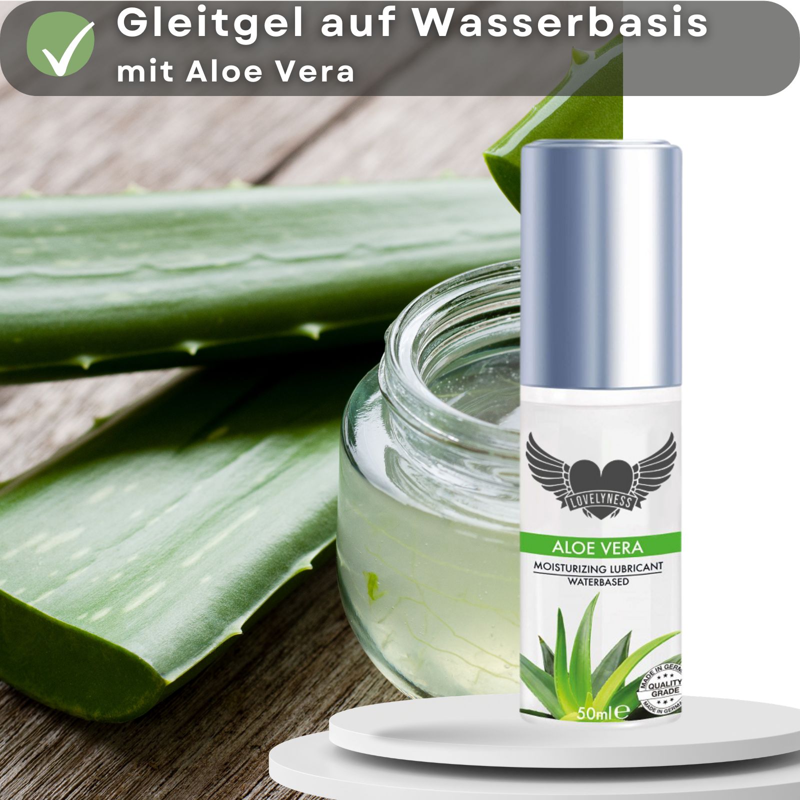 Gleitgel-Flasche mit Aloe Vera. Aloe Vera-Blätter und Gel im Hintergrund. Text: Gleitgel auf Wasserbasis, mit Aloe Vera.