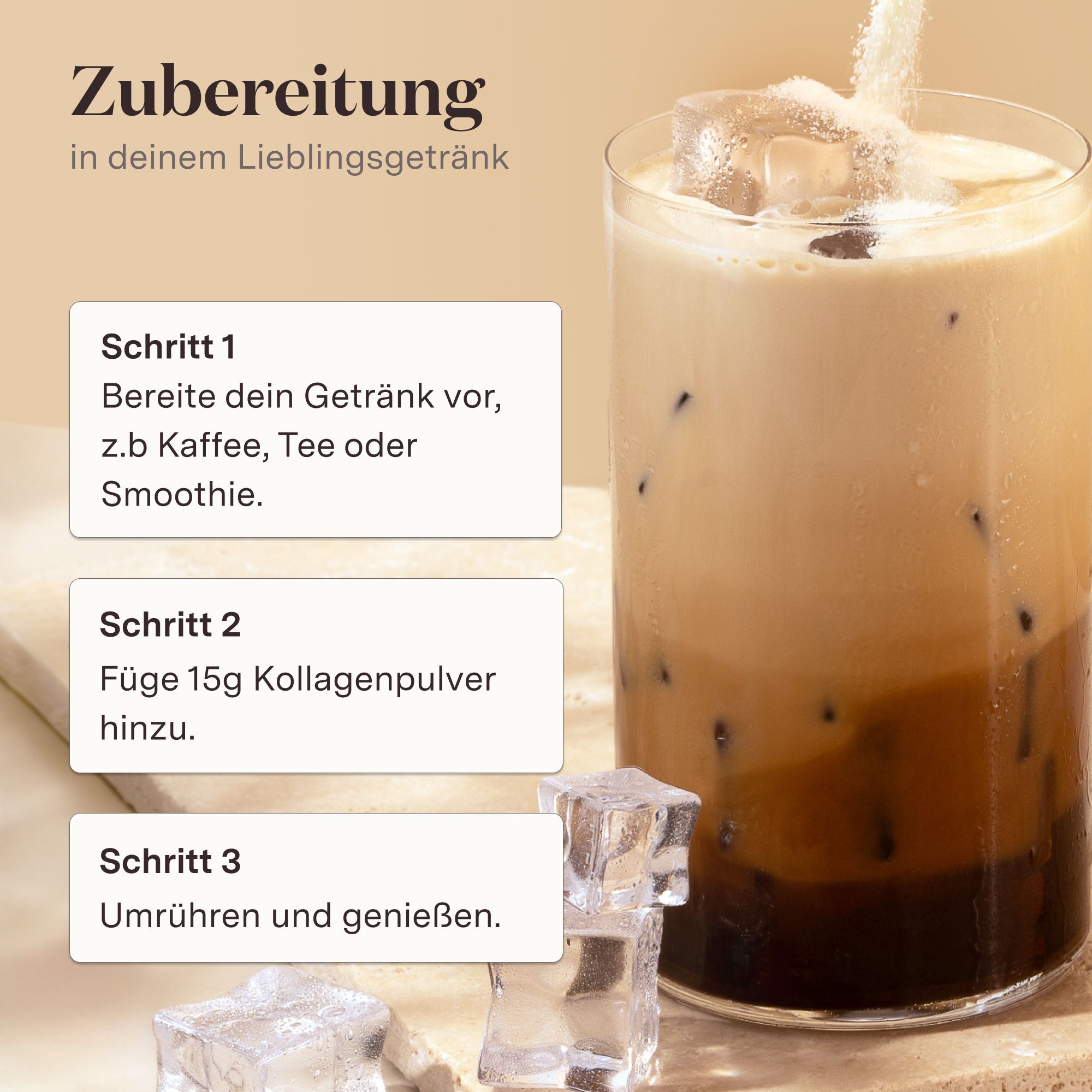 Glas mit Getränk und Eiswürfeln. Schrittweise Zubereitung mit Kollagenpulver. Text in deutscher Sprache.