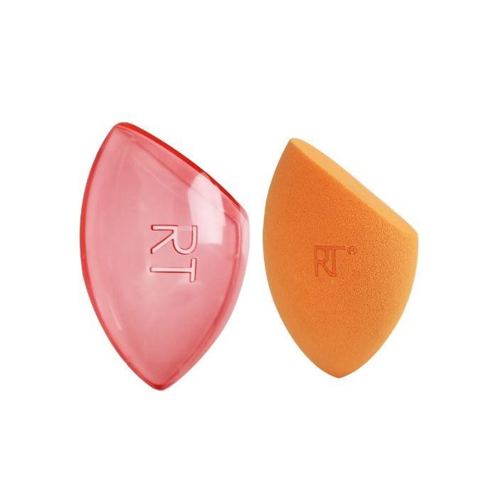 Orangefarbener Make-up-Schwamm und rosa Reiseetui. Beide mit dem Logo "RT". Der Schwamm hat eine abgeschrägte Form.