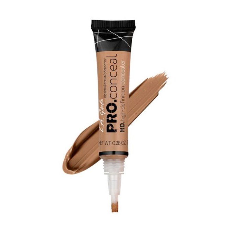 LA Girl Pro HD Concealer in einem hellbraunen Farbton, mit Applikator und einem Produktstrich daneben.