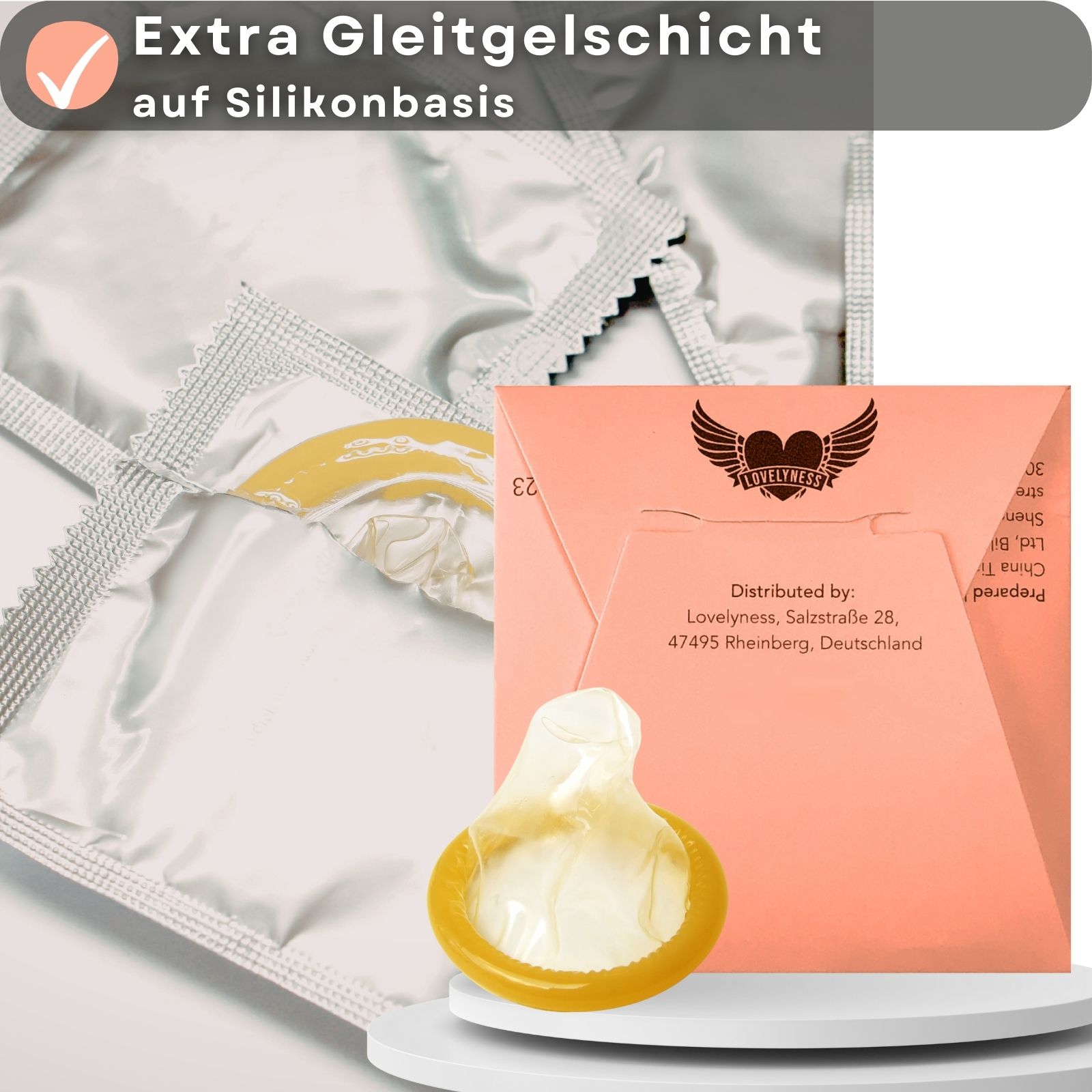 Kondompackung mit Erdbeer-Geschmack. Extra Gleitgel auf Silikonbasis. Lovelyness-Logo.