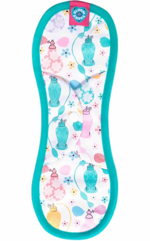 Menstruationsbinde mit grünem Rand und floralem Muster. Rosa Label mit "Bloom & Nora".