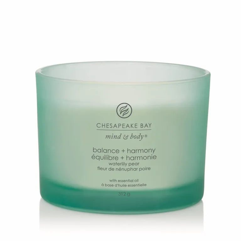 Grüne Kerze mit Aufschrift Chesapeake Bay, Balance & Harmony. Text: Wasserlilie, Birne. Glasbehälter.